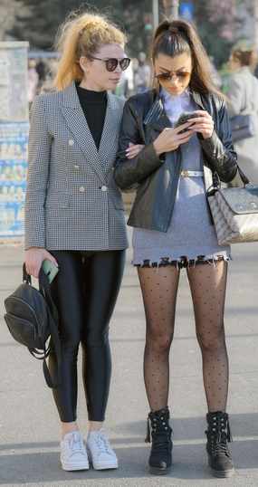 欧美街拍闺蜜美女低头看手机图片